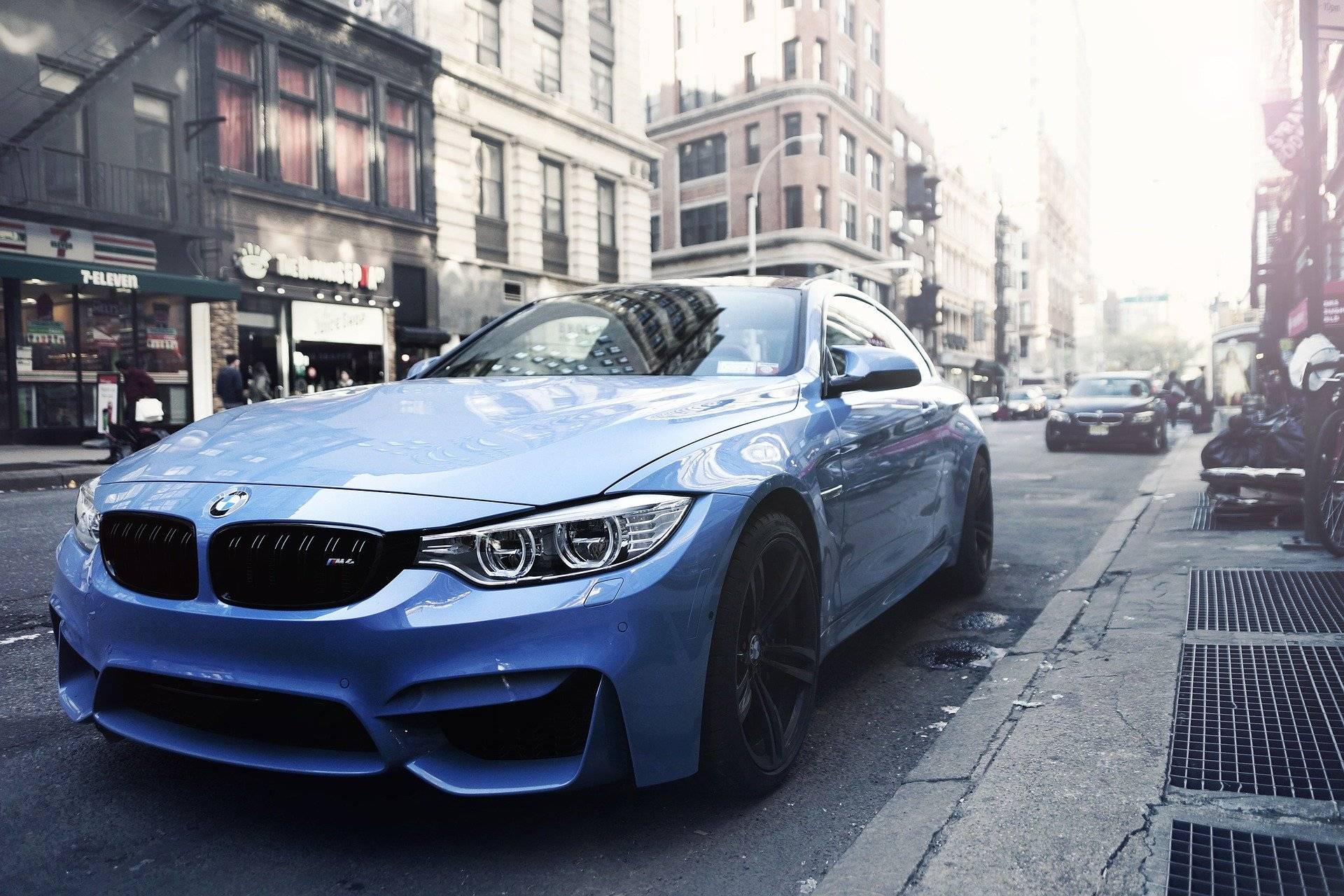 Blauer BMW in den Straßen von New York